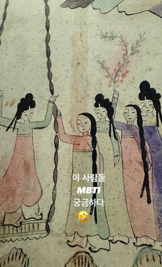 민화 속 인물들이 줄을 타고 놀거나 서로를 바라보며 웃고 있는 장면은, 고현정 특유의 섬세한 시선을 통해 감정이입이 더해졌다. 사진=고현정 SNS