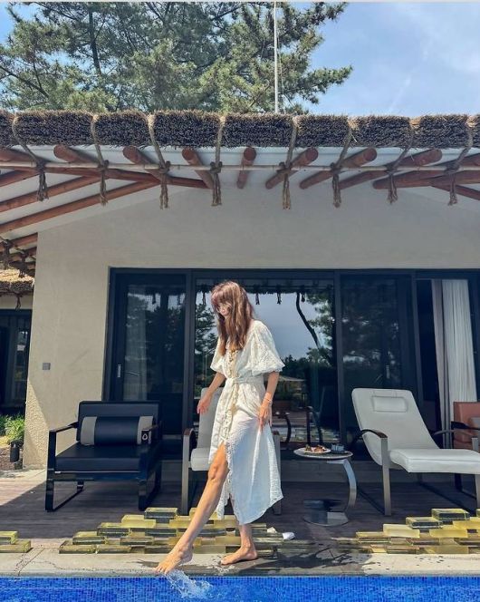 풀사이드에서 여유롭게 시간을 보내는 모습은 마치 영화 속 한 장면을 연상케 했다.사진=채정안SNS