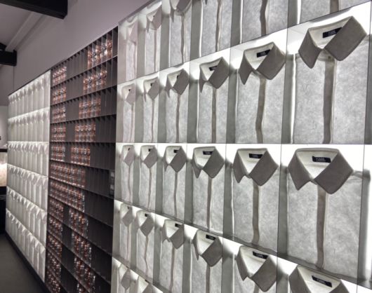 서울 성수동 칼 라거펠트 몰입형 팝업 내부 벽면