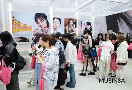 무신사 뷰티 페스타 ‘오직 무신사 뷰티존’을 관람 및 체험하고 있는 고객들 모습 [무신사]