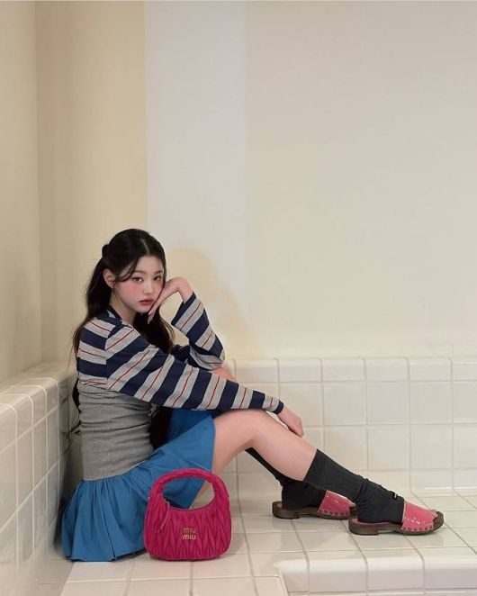 장원영은 하이틴 감성 가득한 스타일링으로 완벽한 ‘현실판 인형’ 비주얼을 완성했다.사진=장원영 SNS