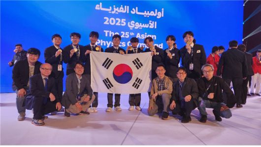 위 왼쪽부터 이신혁(서울과고), 채우현(경기과고), 이연호(서울과고), 이혁준(서울과고), 한지형(서울과고), 최정민(경기과고), 이권헌(서울과고), 장근영(서울과고), 아래 왼쪽부터 유석재(인하대), 이강영(경상국립대), 신용일(서울대), 김근영(광주과학기술원), 정광식(부산대), 김세권(한국과학기술원). [사진=과학기술정보통신부]