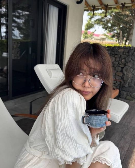 채정안은 여유로운 휴식과 감각적인 리조트룩으로 팬들의 시선을 사로잡았다.사진=채정안 SNS