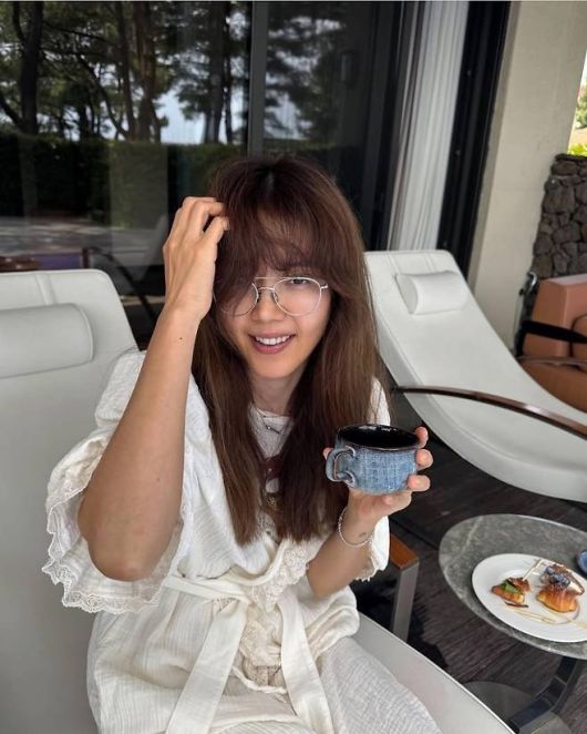 채정안은 편안한 소재의 화이트 롱 로브 원피스와 라운드 안경으로 자연스러운 꾸안꾸 감성을 완성했다. 사진=채정안 SNS