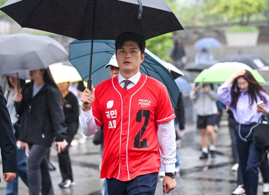 국민의힘 김용태 비상대책위원장이 15일 오전 김문수 대선 후보의 유세를 돕기 위해 서울 구로구 신도림역 입구로 향하고 있다. [한주형 기자]