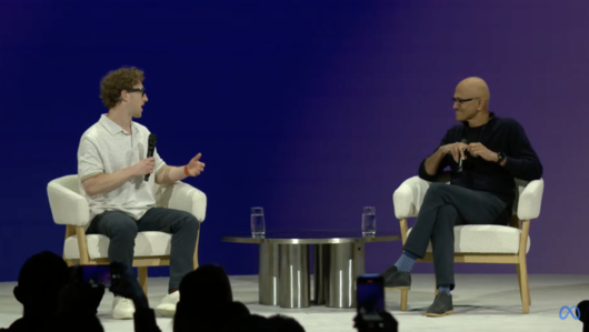 마크 주커버그 메타 CEO(왼쪽)와 사티아 나델라 마이크로소프트 CEO가 메타의 첫 AI 개발자 회의 ‘라마(Llama)콘’에서 AI가 가져올 미래에 대해 논의하고 있다. [출처 = 메타 유튜브 캡처]
