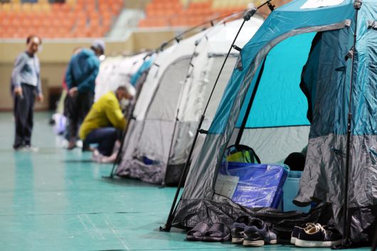 금호타이어 광주공장 화재가 발생한 17일 오후 광주 광산구 광주여자대학교 체육관에 마련된 대피소에서 주민들이 이동하고 있다. 연합뉴스