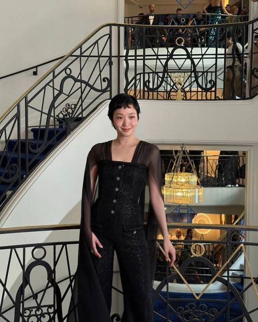 클래식한 텍스처와 몸에 밀착되는 실루엣이 그녀의 늘씬한 피지컬을 극대화했고, 가녀린 어깨 위로 흐르는 시스루 케이프는 단정함 속에서도 관능적이고 실험적인 분위기를 자아냈다.사진=김고은 SNS