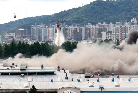 17일 오후 광주 광산구 송정동 금호타이어 광주공장에서 소방헬기들이 진화 작업을 하고 있다. 연합뉴스