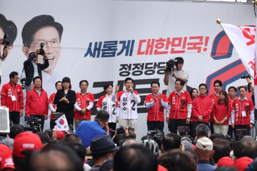 김문수 국민의힘 대선후보가 지난 16일 충남 천안시 신세계백화점 앞에서 유세를 하고 있다. [사진 출처 = 연합뉴스]