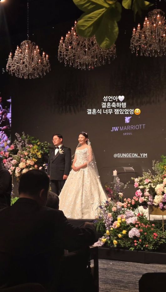 반짝이는 웨딩드레스를 입고 등장한 그는 오랜 연예계 커리어만큼 빛나는 미소를 선보였다.사진=김사희 SNS