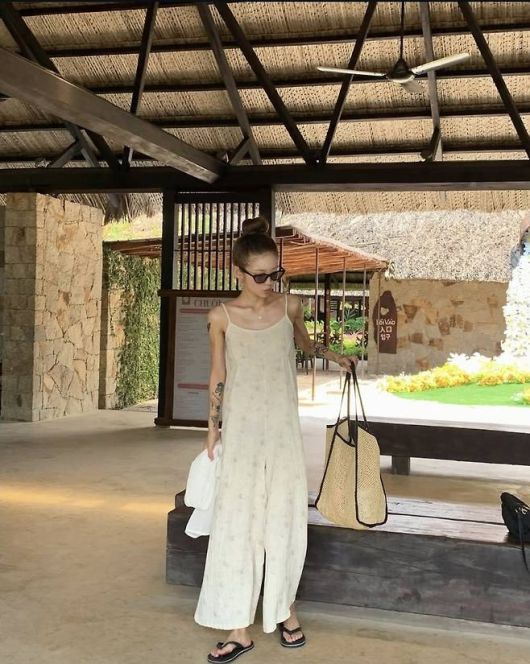 그는 베이지 컬러의 슬립 점프수트에 블랙 슬리퍼, 그리고 라피아 스타일의 네트백을 매치해 단숨에 ‘꾸안꾸’ 리조트룩을 완성했다.사진=최준희 SNS