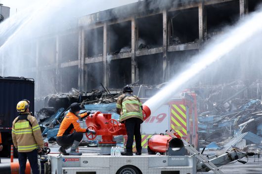 금호타이어 광주공장 화재 발생 이틀째인 18일 소방대원들이 물줄기를 쏘며 진화 작업을 벌이고 있다. [사진 = 연합뉴스]