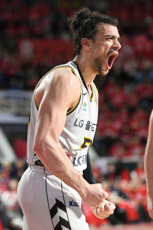 아셈 마레이는 우승을 이끌 수 없는 외국선수라는 저평가를 스스로 극복했다. 사진=KBL 제공