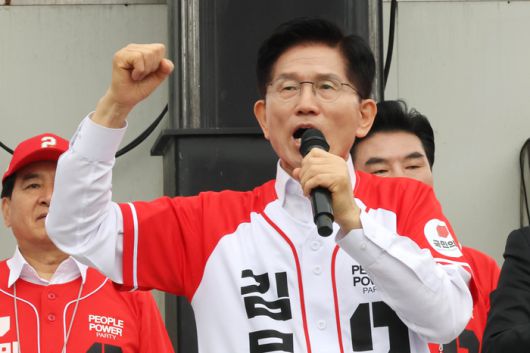 국민의힘 김문수 대선 후보가 지난 16일 경기 수원시 지동시장에서 열린 유세에서 시민들에게 지지를 호소하고 있다. [사진 출처 = 연합뉴스]