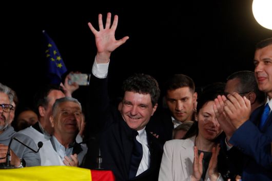 18일(현지시간) 루마니아 대통령선거에서 승리한 중도·친(親)유럽 성향 무소속 후보인 니쿠쇼르 단 부쿠레슈티 시장이 19일 당선이 확정된 뒤 지지자들의 환호에 손을 들어 답하고 있다.  EPA연합뉴스