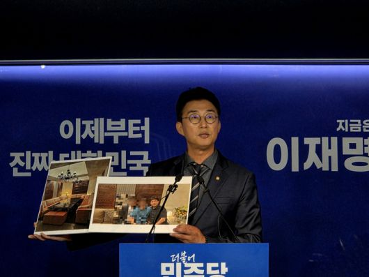 노종면 더불어민주당 선대위 대변인이 19일 서울 여의도 민주당 중앙당사 2층 브리핑룸에서 지귀연 서울중앙지법 부장판사의 룸살롱 접대 의혹과 관련 사진을 공개하고 있다. [사진 = 김혜진 기자]