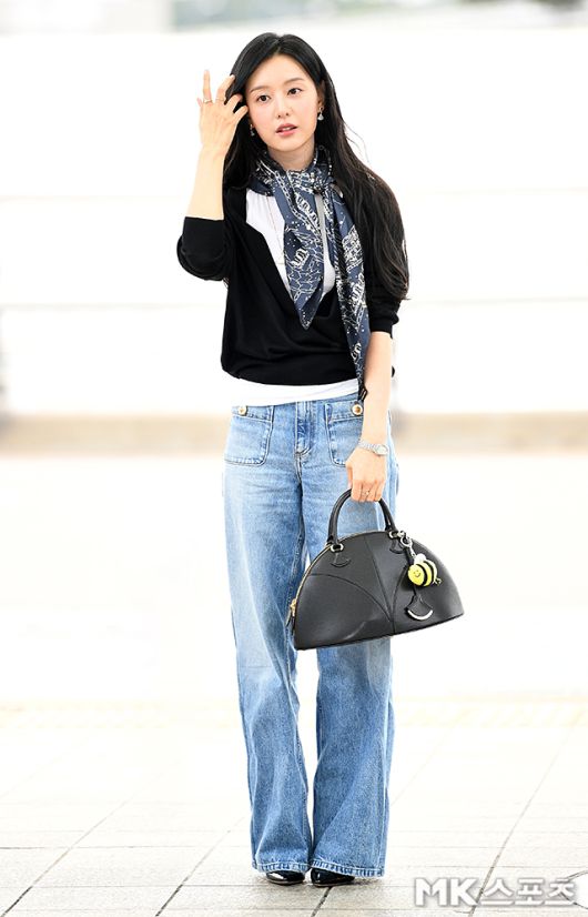 배우 김지원이 이른 아침 인천국제공항에 모습을 드러내자마자 팬들로 둘러싸였다. 사진=천정환 기자