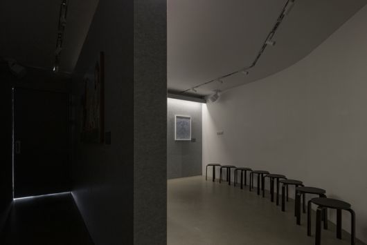 배우 박정민의 출판사 무제의 체험형 전시 ‘완주: 기록: 01’의 전시장 전경. 관람객들은 먼저 10분 간 암실에 앉아 김금희 작가의 소설 ‘첫 여름, 완주’를 듣고, 조명이 켜지면 소설에서 영감을 받은 작품들을 감상하게 된다. LCDC 서울