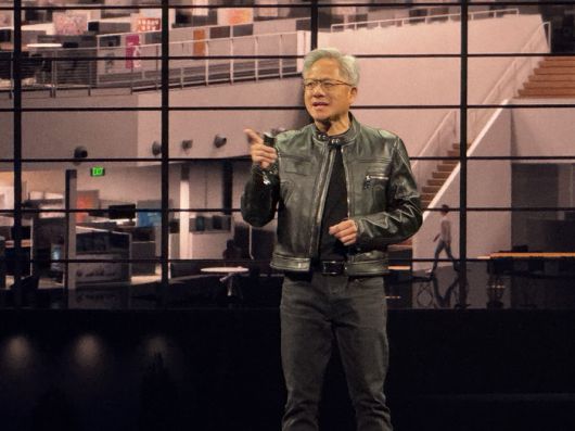 젠슨 황 엔비디아 최고경영자(CEO)가 19일 대만 타이베이 뮤직센터에서 열린 컴퓨텍스 2025 기조연설에서 발표하고 있다.  [사진 = 연합뉴스]