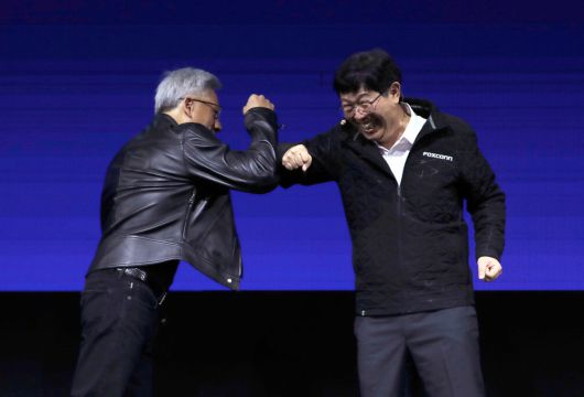 류양웨이 폭스콘 최고경영자의 기조연설에 등장한 젠슨 황 엔비디아 CEO(왼쪽). AP연합뉴스