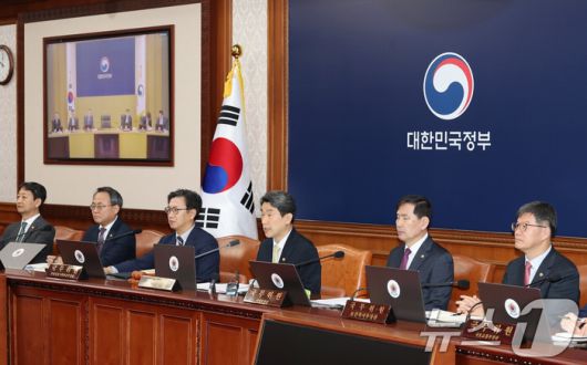 이주호 대통령 권한대행 부총리 겸 교육부 장관이 20일 서울 종로구 정부서울청사에서 열린 제22회 국무회의에서 발언하고 있다. [사진 = 교육부, 뉴스1]