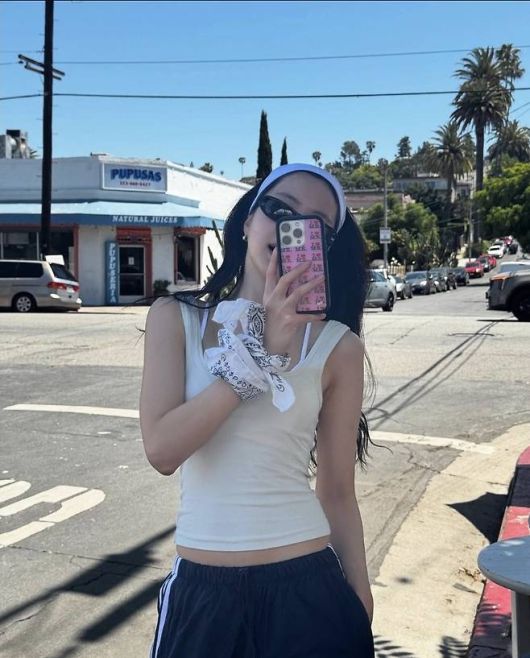 선글라스와 데님 캡까지 더해지며 캘리포니아의 여유로운 하이킹 무드를 완성했다.사진=손나은 SNS