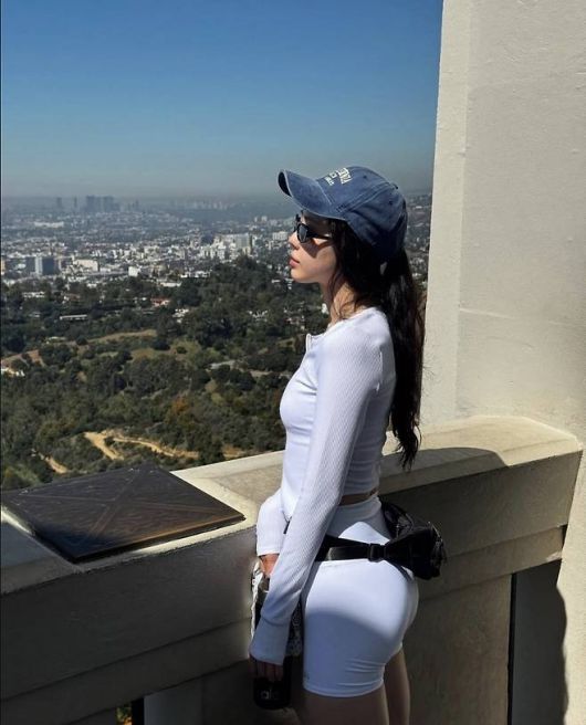 하얀색 크롭 롱슬리브와 바이커 쇼츠로 구성된 룩은 단순한 트레이닝웨어를 넘어선 감각적인 데일리 애슬레저 패션으로 시선을 사로잡았다.사진=손나은 SNS