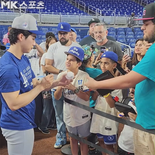 LA다저스 김혜성이 5월7일(한국시간) 마이애미 말린스와 원정경기를 앞두고 훈련을 마친 뒤 팬들의 사인 요청에 응하고 있다. 사진(미국 마이애미)=김재호 특파원