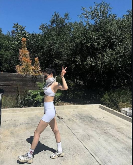 손나은은 복근과 힙라인이 드러나는 운동 셋업 스타일의 사진을 여러 장 공개했다. 사진=손나은 SNS