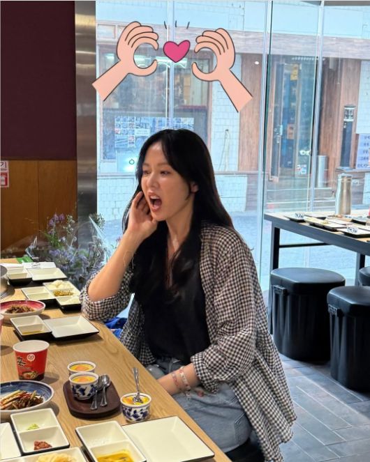 손예진은 소박한 식탁 앞에서도 단번에 분위기를 장악했다. 사진=손예진 SNS