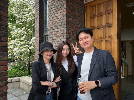 가족사랑으로 위암과 만성콩팥병을 이겨낸 이보영 씨와 신장을 기증한 남편의 가족사진. 가운데는 큰 딸 김혜진(2020 미스코리아 진 수상자) 씨. 제공=서울성모병원.