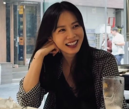 체크 셔츠에 민낯에 가까운 내추럴 메이크업, 가볍게 내려앉은 웨이브 헤어까지, 꾸미지 않았지만 눈부신 비주얼이 시선을 사로잡았다.사진=손예진 SNS