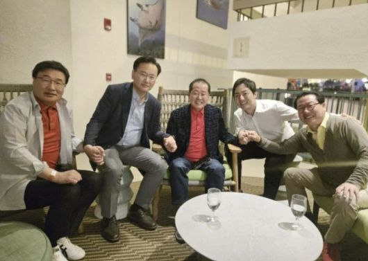 홍준표 전 대구시장의 선대위 합류를 설득하기 위해 지난 19일 미국 하와이를 방문한 국민의힘 대선 선대위 유상범 단일화추진본부장, 김대식 대외협력본부장, 조광한 대외협력부본부장, 이성배 선대위 대변인이 홍 전 시장(가운데)과 손잡고 기념 촬영을 하고 있다.[사진 = 국힘 하와이 특사단]