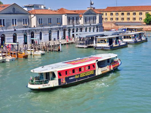 농심이 세계적인 관광지 이탈리아 '베네치아'의 수상버스에 '신라면' 래핑 광고를 다음달 10일까지 선보인다. '신라면'으로 꾸며진 수상버스가 베네치아 운하에 떠 있는 모습.  농심