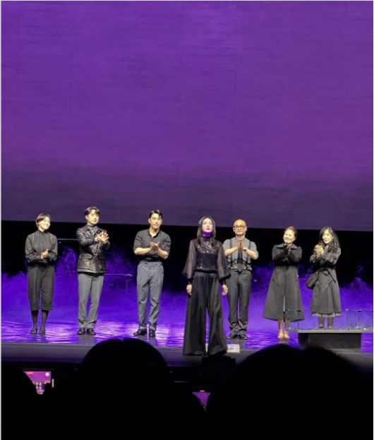 이영애는 블랙 시퀸 장식의 시스루 블라우스와 와이드 팬츠로 무대 위 강렬했던 여운을 그대로 간직하고 있었다. 사진=김성령 SNS