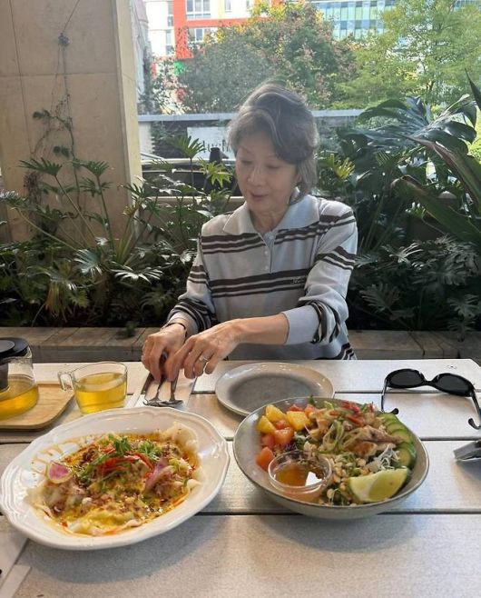 스트라이프 롱 슬리브 셔츠를 자연스럽게 소화하며 ‘힙한 모녀’의 정석을 보여줬다.사진=정려원 SNS