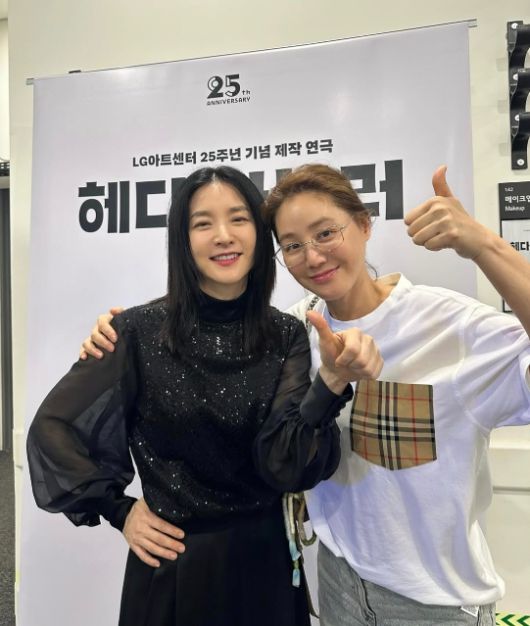 김성령은 연극 ‘헤다 가블러’ 공연을 마친 이영애와 함께 찍은 사진을 게재했다.사진=김성령 SNS