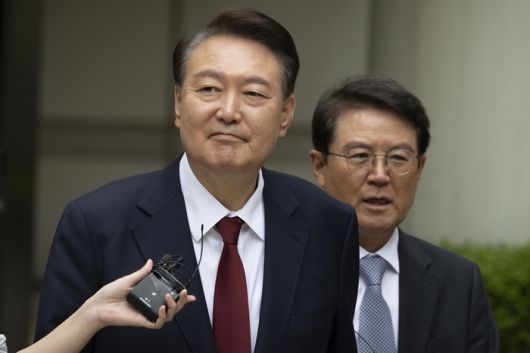 윤석열 전 대통령이 지난 19일 서울 서초구 서울중앙지방법원에서 열린 내란 우두머리 혐의, 직권남용 권리행사방해 혐의 사건 4차 오전 공판을 마친 후 취재진의 질문을 받으며 이동하고 있다. [사진 출처 = 공동취재단, 연합뉴스]