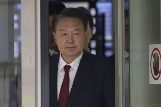 윤석열 전 대통령이 지난 19일 서울 서초구 서울중앙지방법원에서 열린 내란 우두머리 혐의, 직권남용 권리행사방해 혐의 사건 4차 오전 공판을 마친 후 법원을 나서고 있다. [사진 출처 = 공동취재단, 연합뉴스]