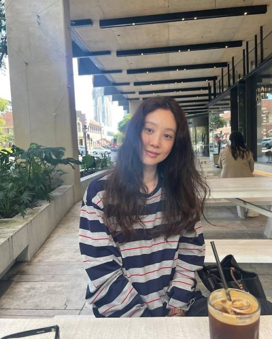 화려하지 않지만 자연스럽게 녹아든 이지룩은 정려원표 ‘도시 감성’ 그대로였다.사진=정려원 SNS