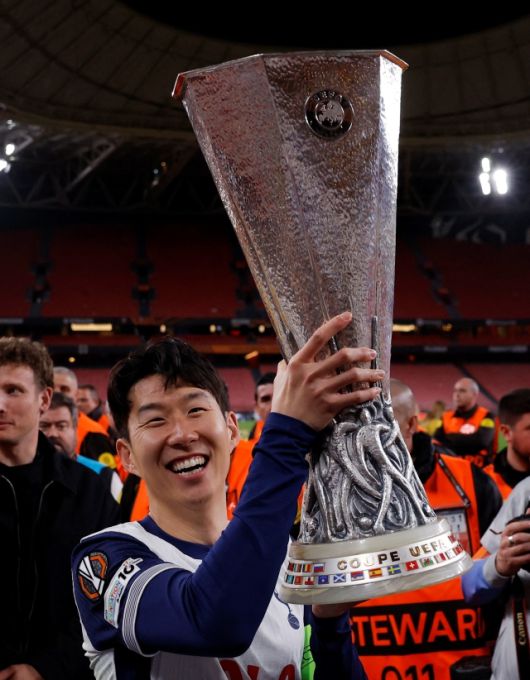 ‘캡틴’ 손흥민에게도 대단한 하루였다. 그는 프로 데뷔 후 단 한 번도 우승하지 못했다. 개인이 이룰 수 있는 모든 영광을 누렸지만 우승이 없었다. 최근 ‘절친’ 해리 케인이 분데스리가 우승을 차지, 첫 우승을 경험했기에 더욱 절실한 손흥민이었다. 사진=REUTERS=연합뉴스