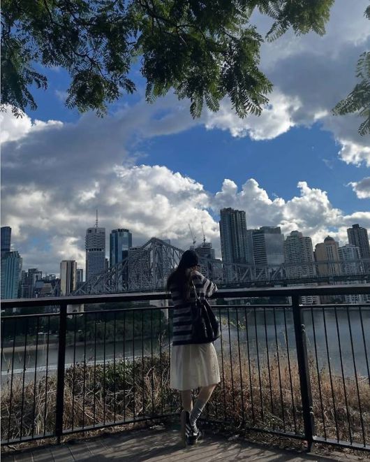 정려원은 네이비 계열 스트라이프 셔츠에 루즈한 핏, 내추럴한 웨이브 헤어로 꾸안꾸 무드를 완성했다. 사진=정려원 SNS