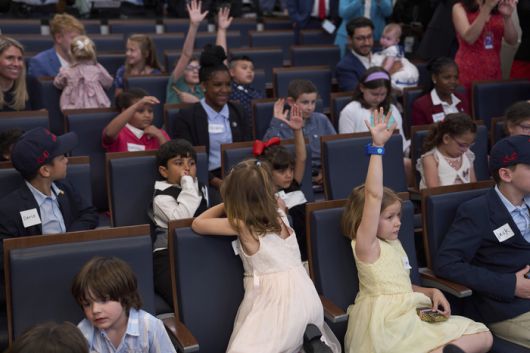 캐롤라인 레빗 미국 백악관 대변인이 20일 워싱턴 DC 백악관 브래디 브리핑룸에서 어린이들과 브리핑을 하고 있다. [사진 출처 = AP 연합뉴스]