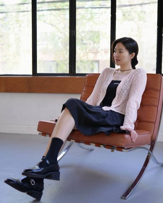 블랙 로퍼 슈즈와 양말 조합, 짧은 초커 스타일 목걸이로 레트로 무드를 살렸다.사진=류이서 SNS