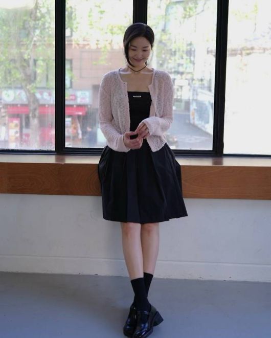 류이서는 블랙 스퀘어넥 원피스에 루즈핏 핑크 니트 카디건을 걸쳐, 단정하면서도 따뜻한 무드를 연출했다. 사진=류이서 SNS