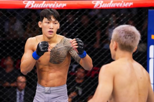 페더급 토너먼트에 참가한 ‘영보스’ 박어진은 나카무라 케이이치로에게 2라운드 2분 24초 카운터 니킥을 맞고 KO됐다. 사진=UFC 제공