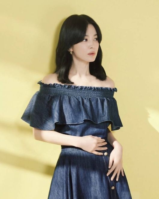 내추럴한 웨이브 헤어와 미니멀한 메이크업도 빼놓을 수 없다. 사진=미샤 제공