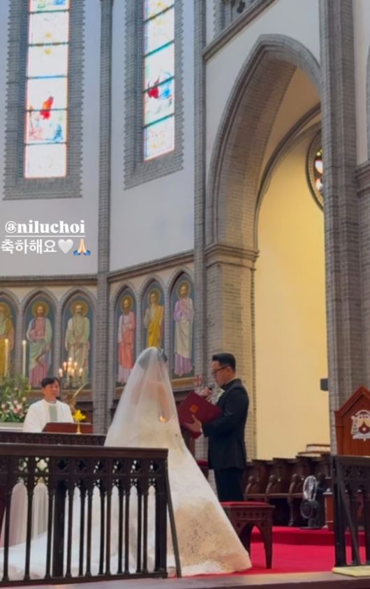 사진에는 고딕 양식의 성당 내부에서 거행 중인 결혼식의 한 장면이 담겼다. 사진=송혜교 sns
