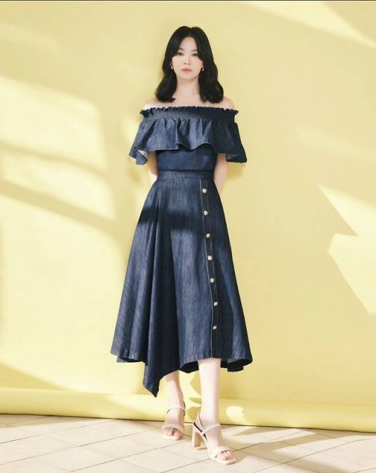 오프숄더 데님 원피스로, 그녀의 청순한 무드와 성숙한 분위기를 동시에 담아내며 시선을 사로잡았다.사진=미샤 제공